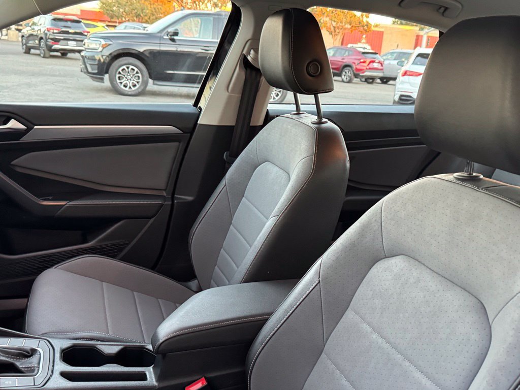 Used 2025 Volkswagen Jetta SE FWD image 13