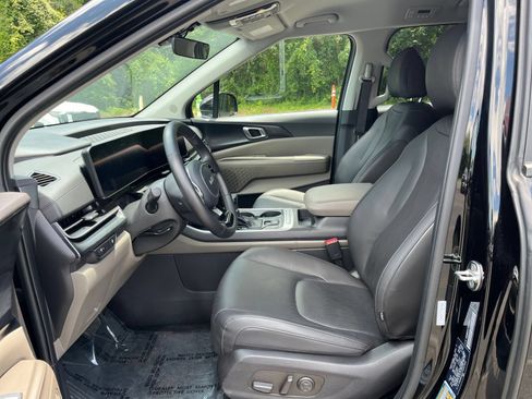 Used 2026 Kia Carnival FWD image 28