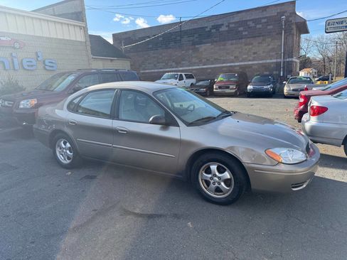 Used 2005 Ford Taurus SE image 2