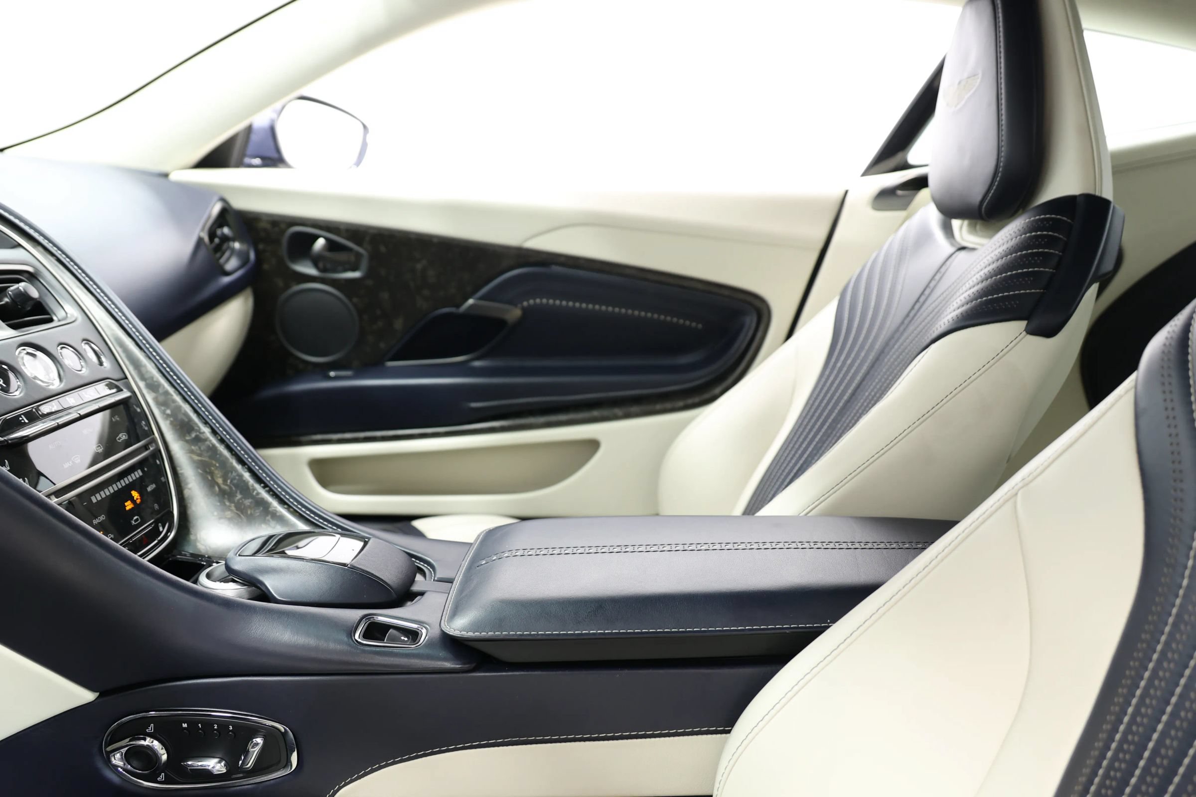 Used 2019 Aston Martin DB11 Coupe RWD image 23