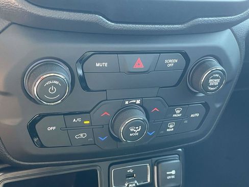 Used 2018 Jeep Renegade Latitude FWD image 19