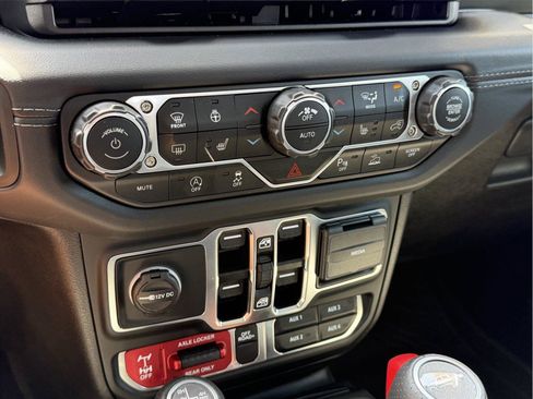 Used 2025 Jeep Gladiator Mojave AWD/4WD image 24