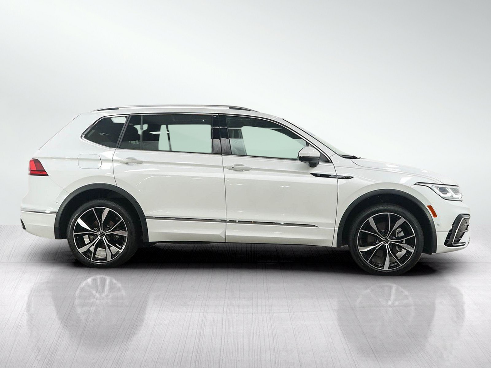 Used 2024 Volkswagen Tiguan SEL R-Line AWD/4WD image 6