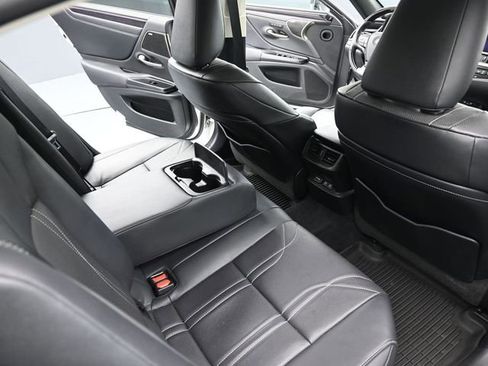 Used 2021 Lexus ES 300h w/ Accessory Package image 32