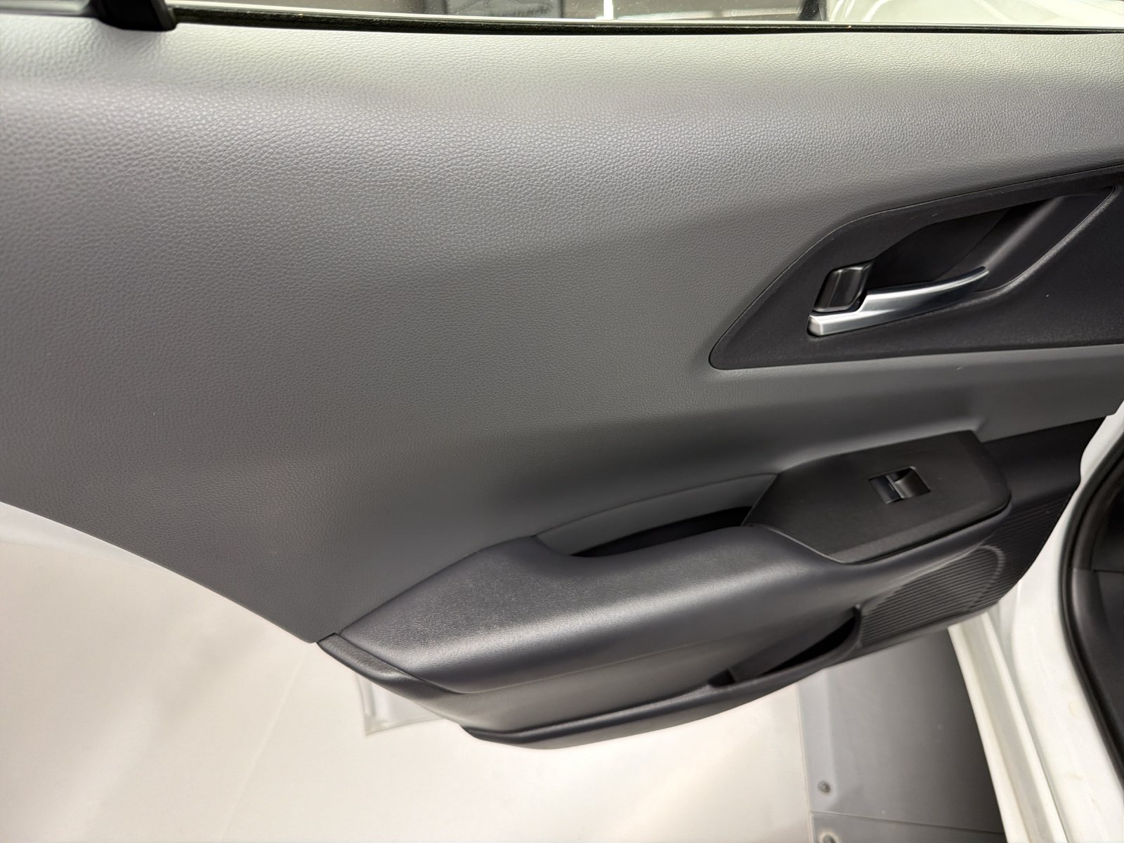 Certified 2025 Toyota Prius XLE FWD image 22