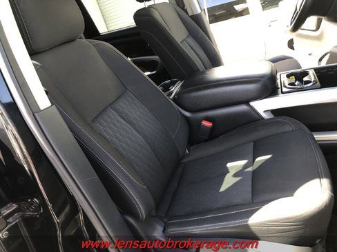 Used 2017 Nissan Titan SV image 22