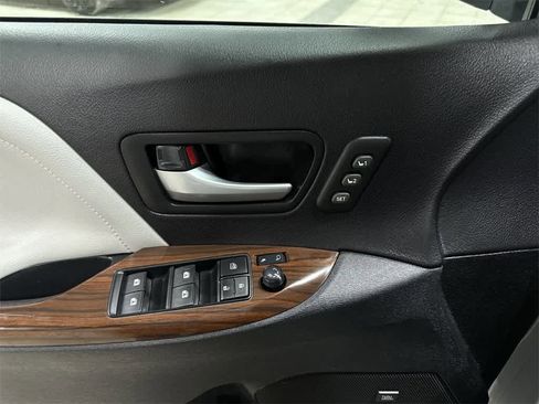 Used 2017 Toyota Sienna Limited Premium image 24