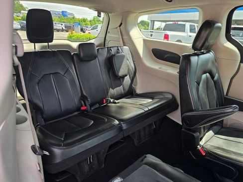 Used 2023 Chrysler Pacifica Touring-L FWD image 14
