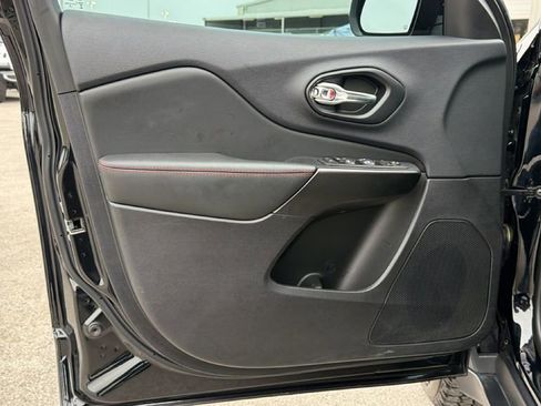 Used 2022 Jeep Cherokee Trailhawk AWD/4WD image 11