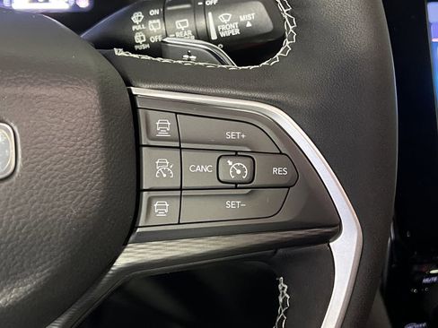 New 2025 Jeep Grand Cherokee Laredo w/ Luxury Tech Group I image 17