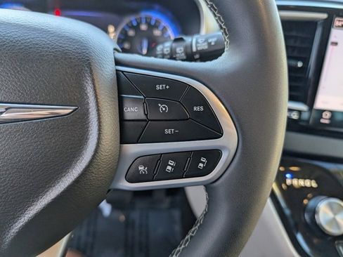 Used 2024 Chrysler Pacifica Touring-L image 12