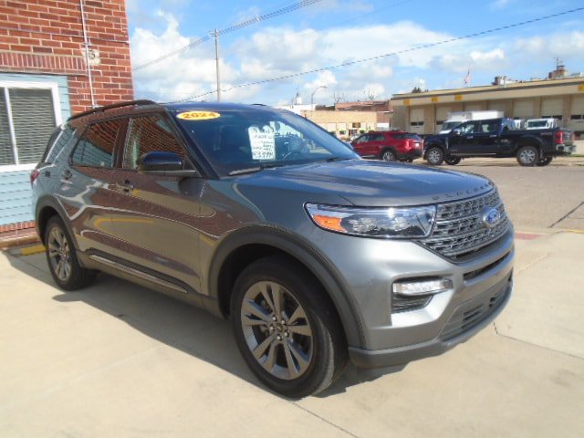 Used 2024 Ford Explorer XLT w/ Equipment Group 202A AWD/4WD image 12