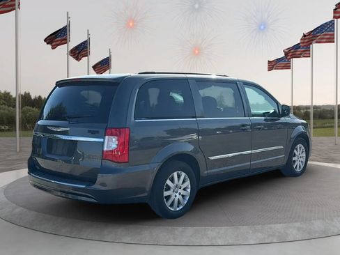 Used 2016 Chrysler Town & Country Touring FWD image 8