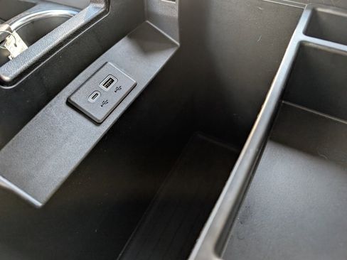 Used 2024 Chevrolet Suburban LT image 32