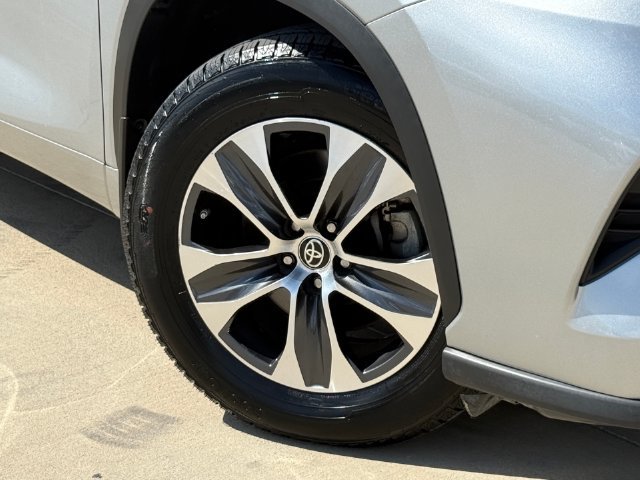 Used 2024 Toyota Highlander XLE AWD/4WD image 6