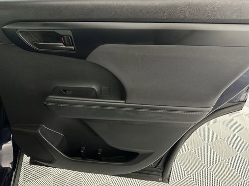 Used 2025 Toyota Highlander LE FWD image 31