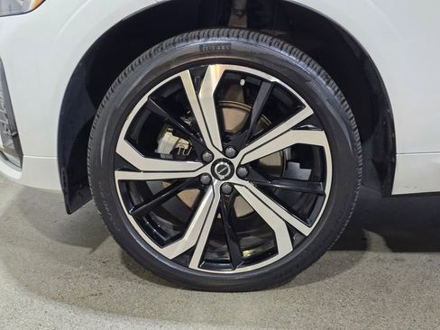 Used 2022 Volvo XC60 B5 R-Design w/ Climate Package image 8