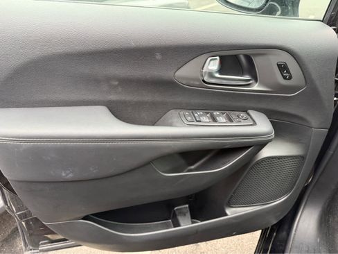 Used 2025 Chrysler Pacifica Select image 4