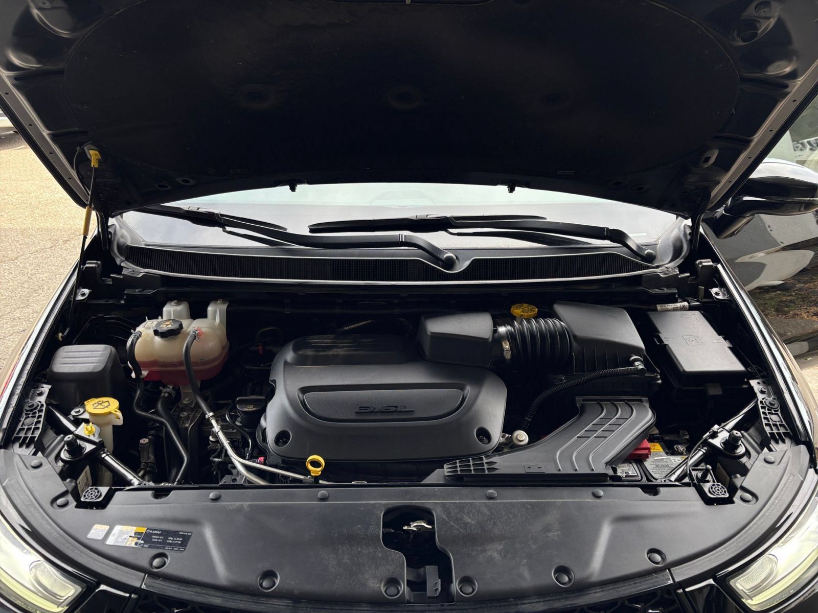 Used 2025 Chrysler Pacifica Limited FWD image 36