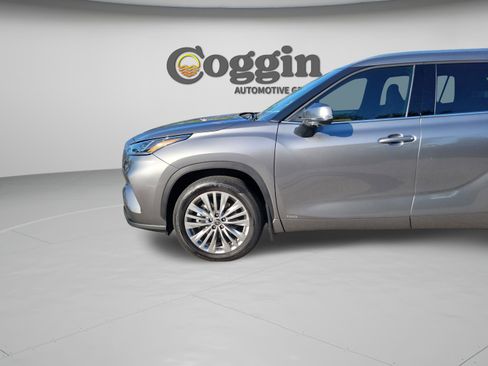 Certified 2025 Toyota Highlander Platinum AWD/4WD image 34