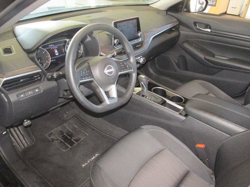 Used 2024 Nissan Altima 2.5 SV image 5