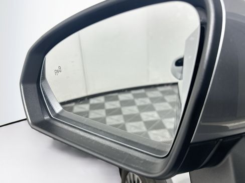 Used 2025 Volkswagen Taos SE FWD image 16