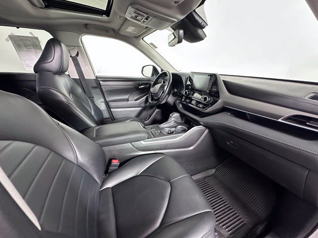 Used 2021 Toyota Highlander XLE AWD/4WD image 30
