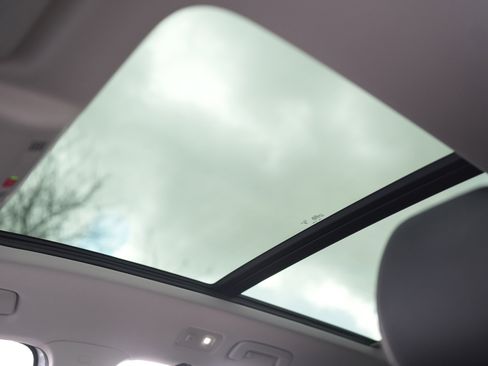 Used 2025 Volkswagen Taos SE w/ Panoramic Sunroof Package image 25