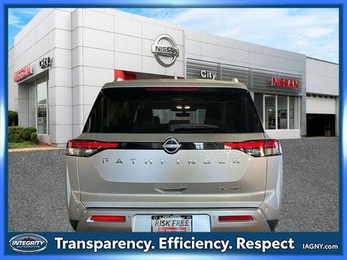 Used 2025 Nissan Pathfinder SL AWD/4WD image 6