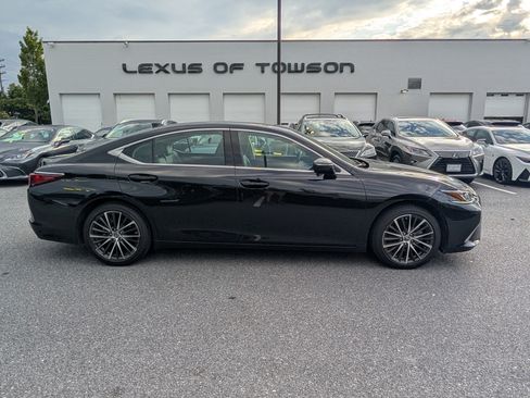 Used 2025 Lexus ES 350 w/ Premium Package FWD image 2