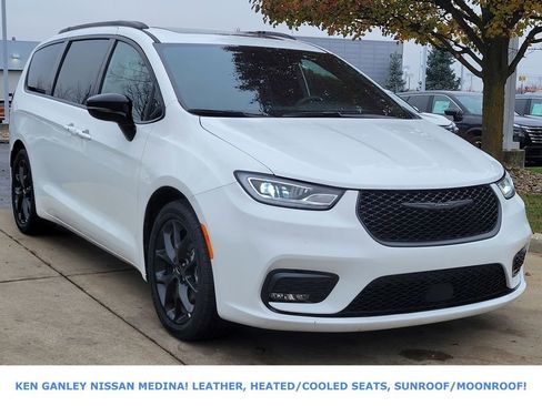 Used 2025 Chrysler Pacifica Limited image 1