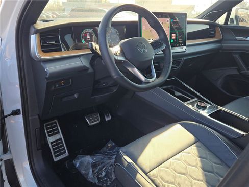 Used 2025 Volkswagen Tiguan SEL R-Line image 25