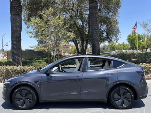 Used 2026 Tesla Model Y Long Range AWD/4WD image 8