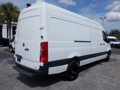 Used 2020 Freightliner Sprinter 3500 RWD image 7