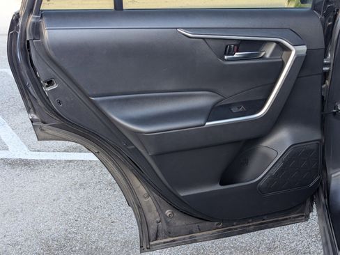 Used 2022 Toyota RAV4 XLE w/ Convenience Package image 16