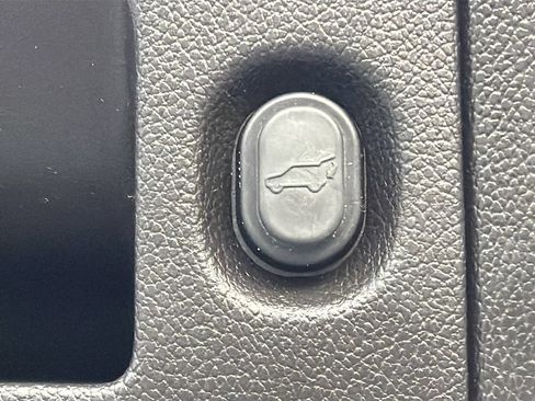 Used 2018 Cadillac Escalade Platinum AWD/4WD image 14