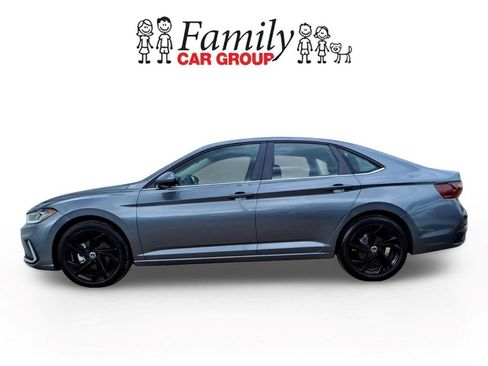 Used 2025 Volkswagen Jetta SE w/ Sunroof Package FWD image 2