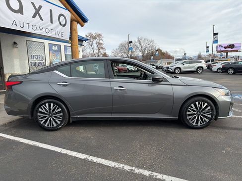 Used 2024 Nissan Altima 2.5 SV image 10