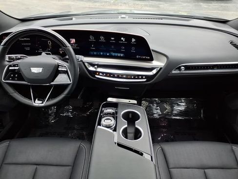 Used 2025 Cadillac Lyriq Luxury w/ LPO, Floor Liner Package AWD/4WD image 18