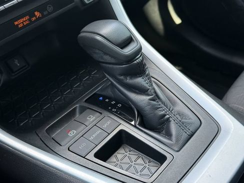 Used 2020 Toyota RAV4 XLE w/ Carpet Mat Package FWD image 22