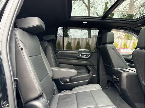 Used 2023 Chevrolet Suburban LT w/ Luxury Package image 33