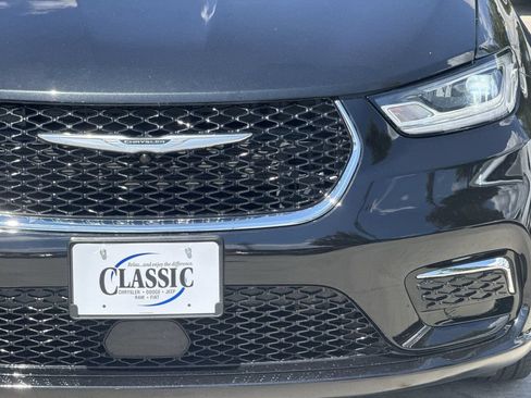 Used 2023 Chrysler Pacifica Touring-L FWD image 8