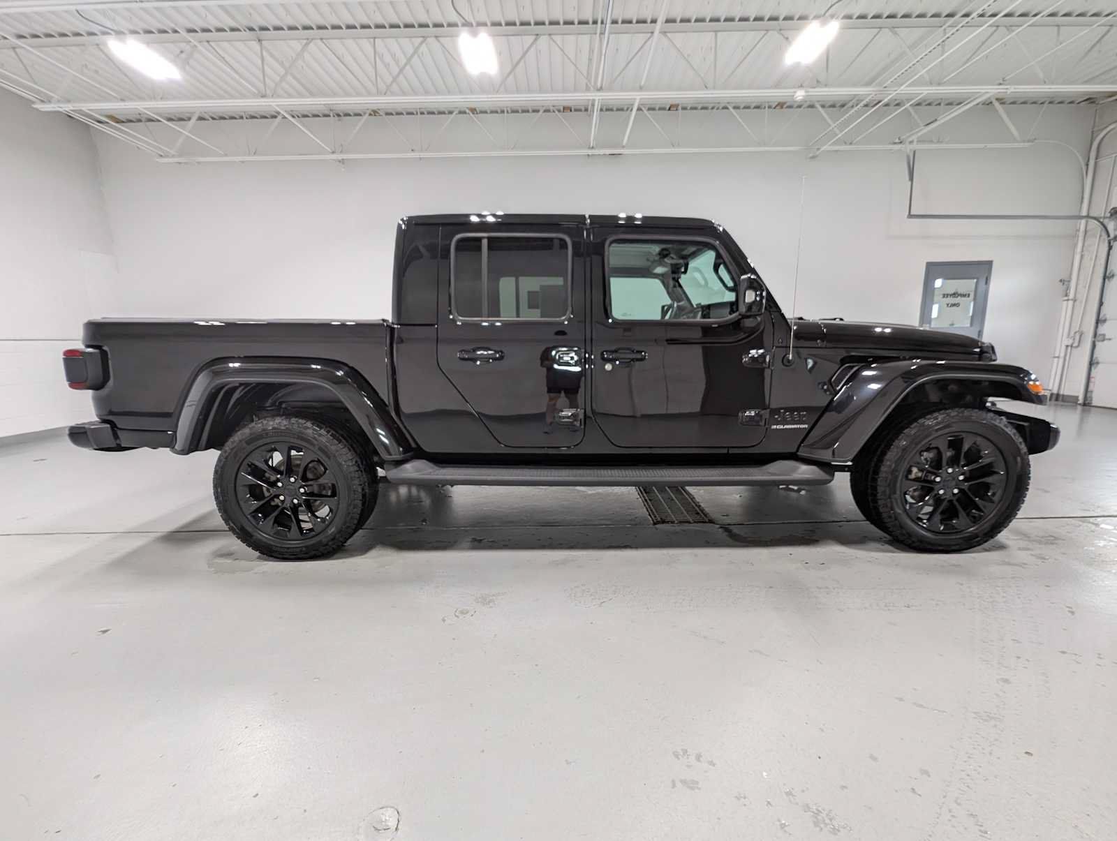 Used 2023 Jeep Gladiator Overland AWD/4WD image 6