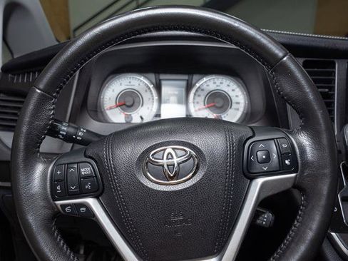 Used 2016 Toyota Sienna SE image 9