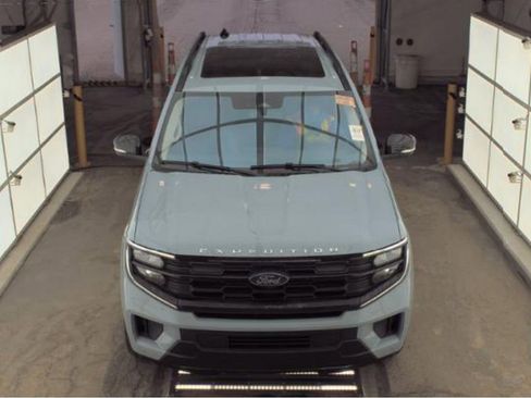 Used 2025 Ford Expedition Active AWD/4WD image 3