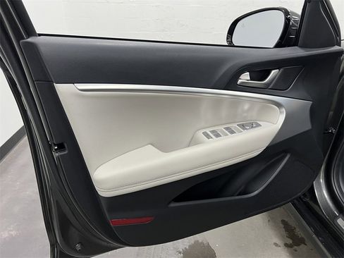 Used 2025 Genesis G70 2.5T image 22