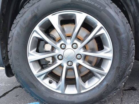 Used 2020 Jeep Cherokee Latitude Plus w/ Cold Weather Group image 7