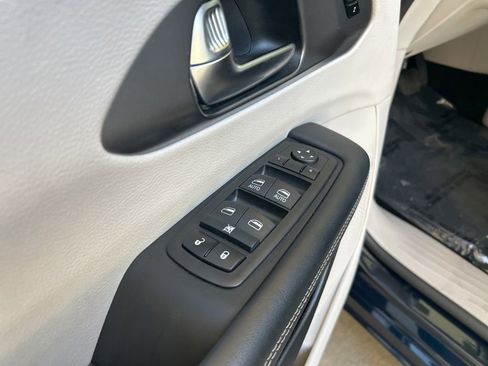 Used 2024 Chrysler Pacifica Touring-L FWD image 42