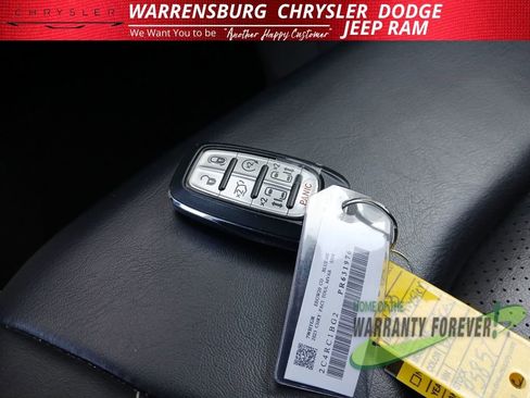 Used 2023 Chrysler Pacifica Touring-L image 31