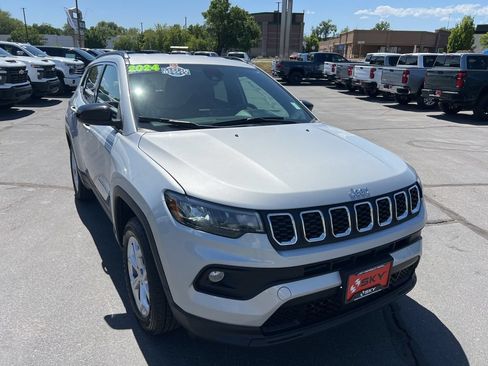 Used 2024 Jeep Compass Latitude AWD/4WD image 5